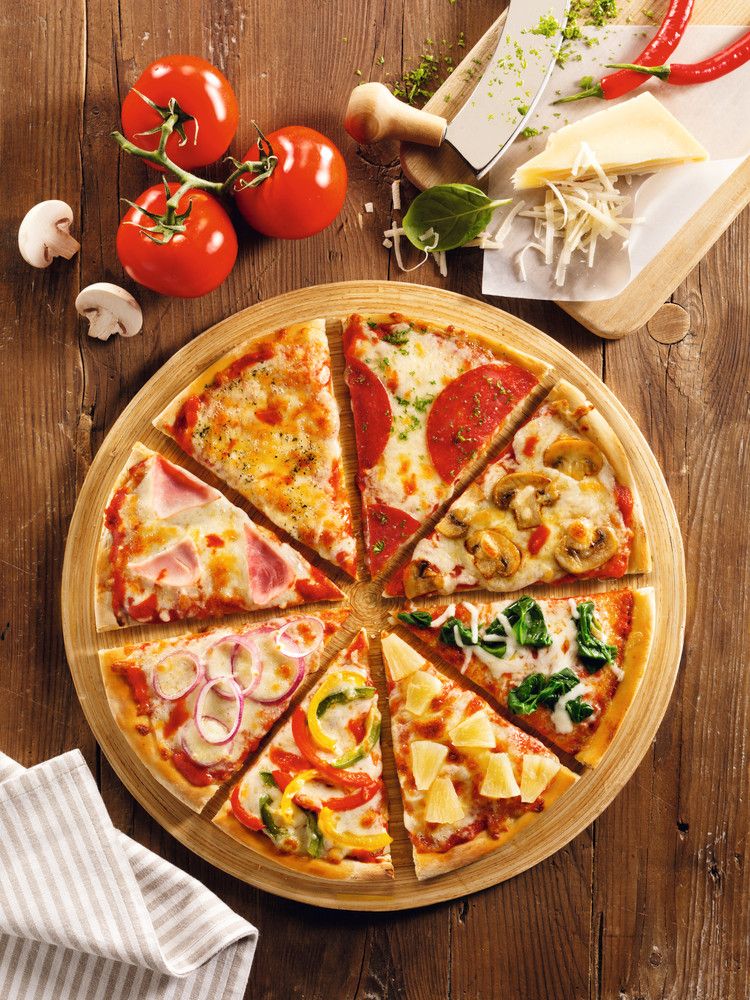 Minimal tomato pizza